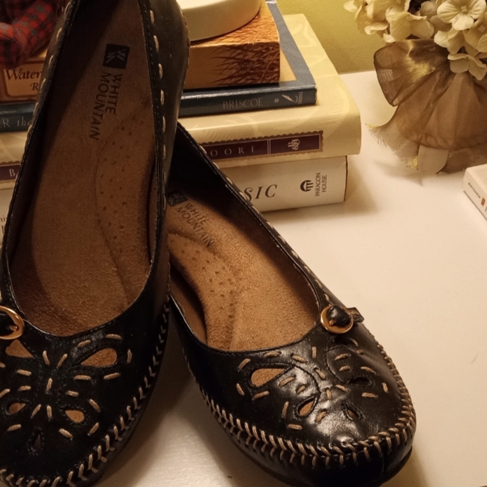 Ladies White Mountain Black Leather Shoes 6M